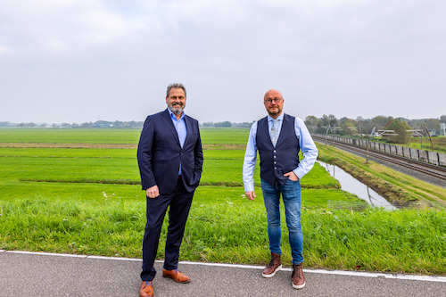 Wethouders Roelant Bijderwieden (links) en Ton Spek (rechts) met op de achtergrond de polder waar Sliedrecht-Noord komt