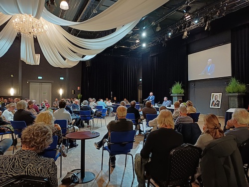 Wethouder Ton Spek spreekt de aanwezigen toe tijdens de raadsvergadering op 18 november